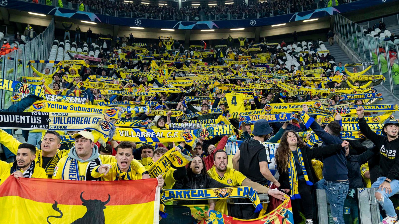 Varios aficionados durante un partido del Villarreal