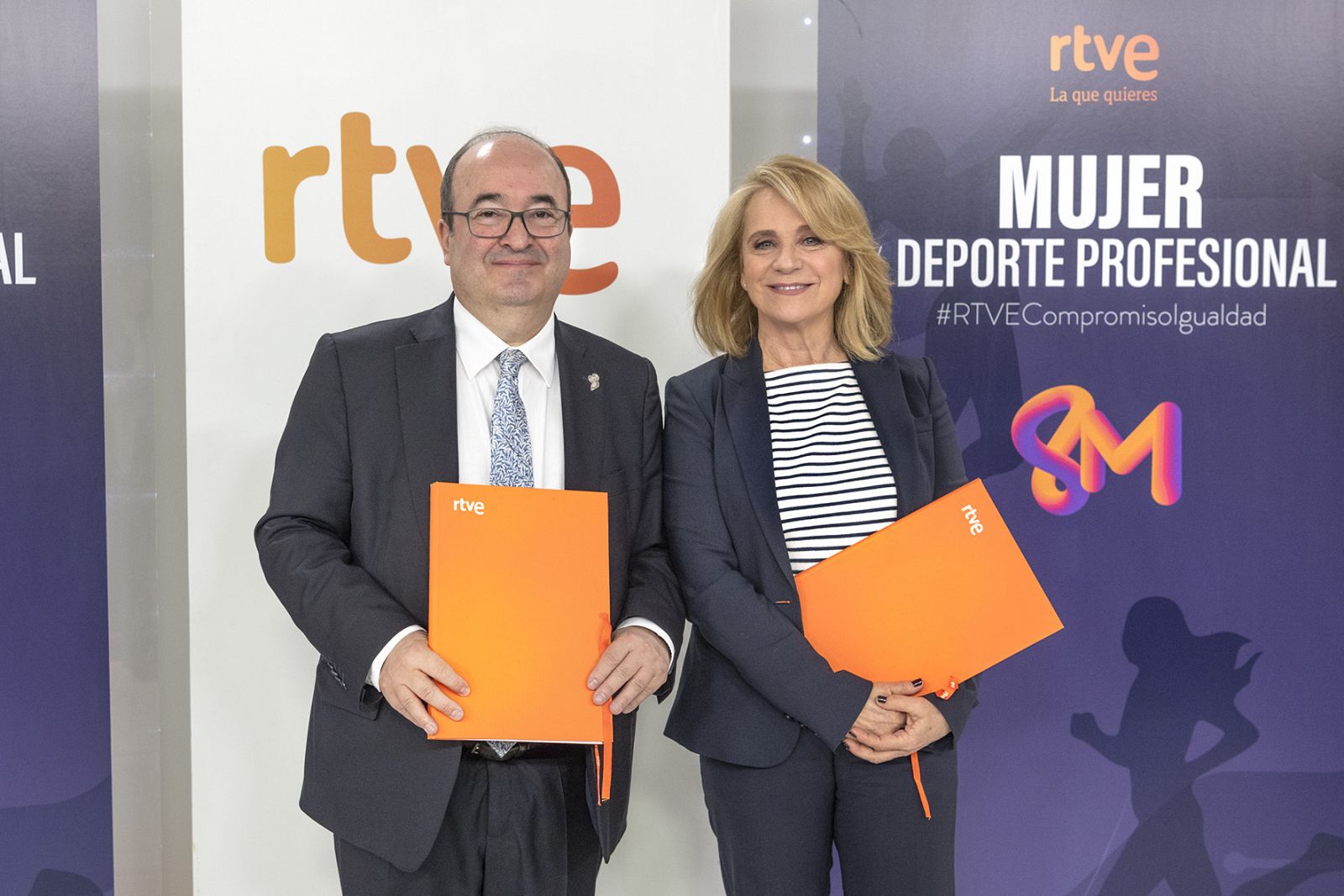 Miquel Iceta, ministro de Cultura y Deporte, y Elena Sánchez Caballero, presidenta interina de RTVE