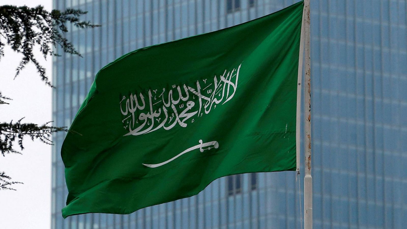 Archivo: la bandera de Arabia Saudí, en el consulado de este país en Estambul, Turquía. REUTERS/Huseyin Aldemir
