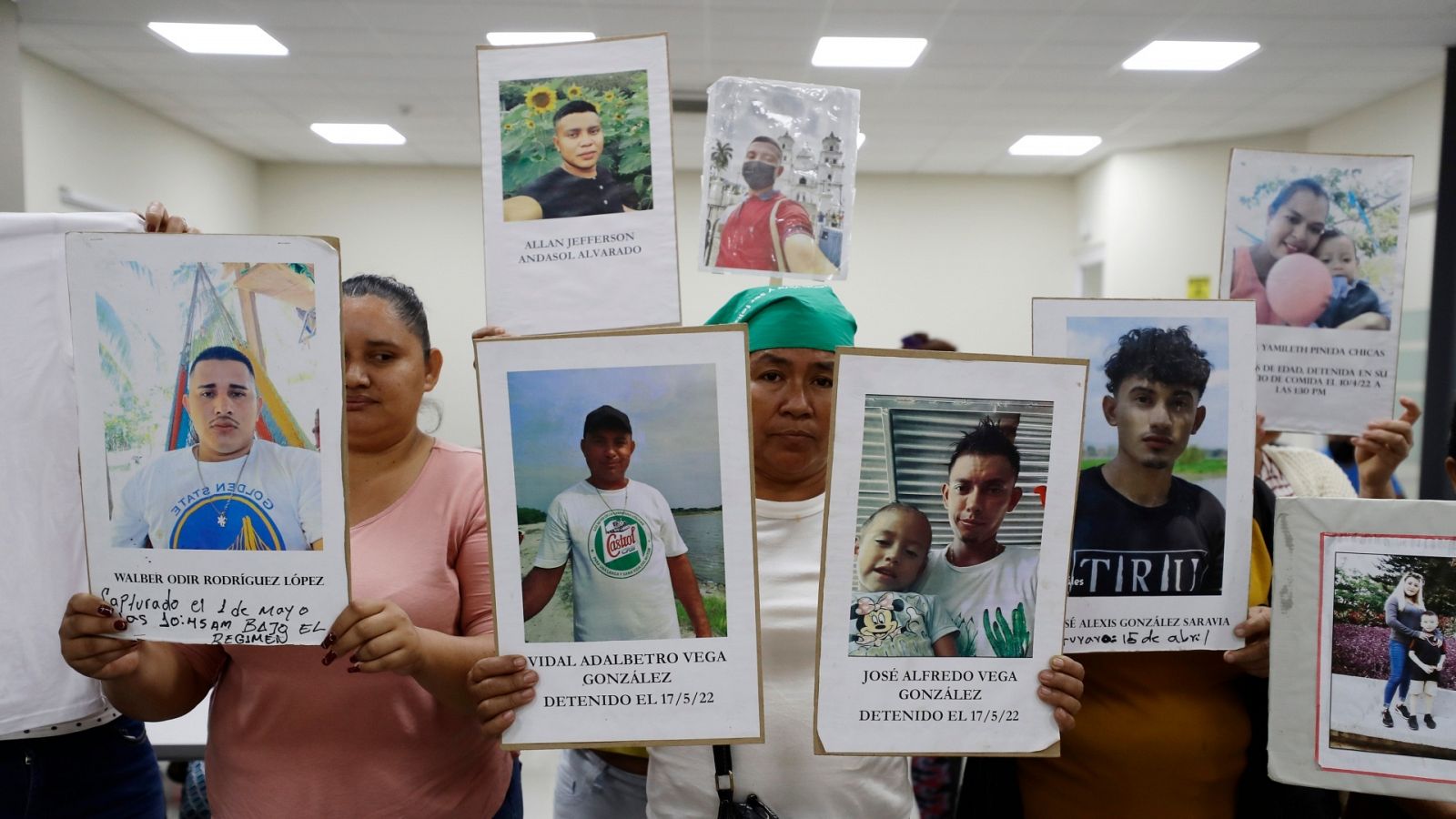 Familiares de personas detenidas bajo el régimen de excepción en El Salvador