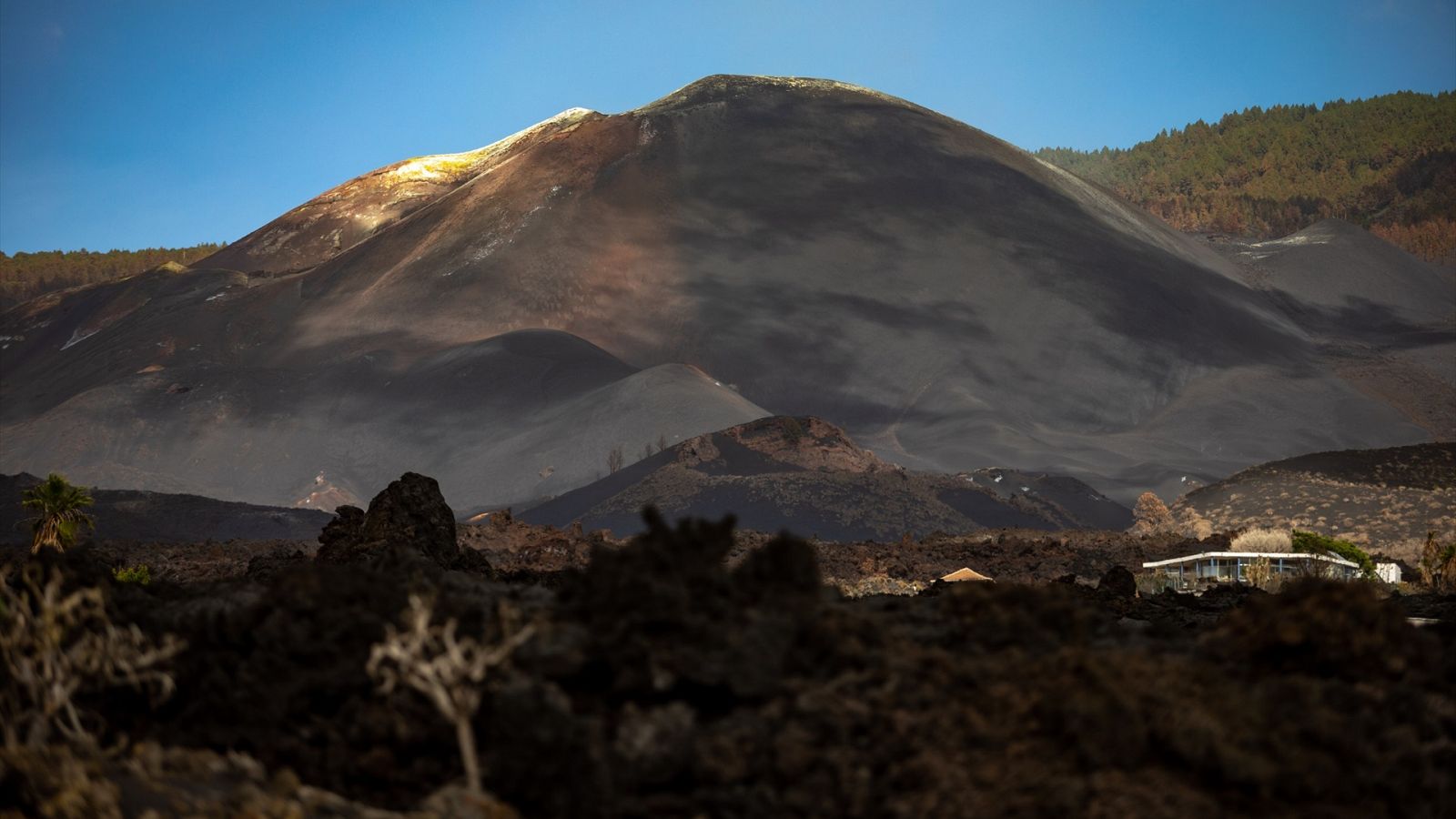 Vistas del volcán Tajogaite desde la carretera en Los Llanos de Aridane, La Palma