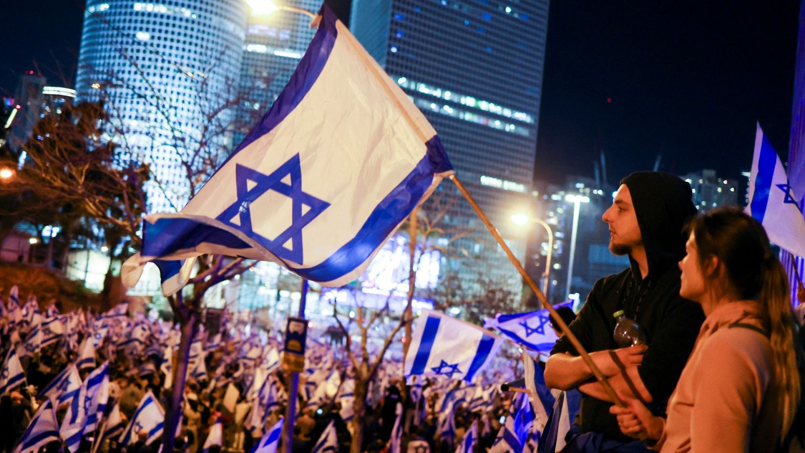 Miles de personas se concentran en las calles de Tel Aviv en la protesta contra la reforma judicial del Gobierno de Netanyahu.