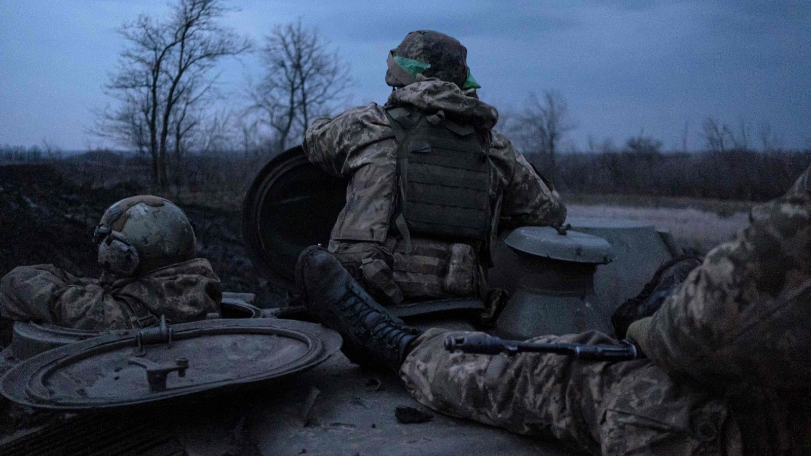 Soldados ucranianos en un tanque en el frente de Bajmut