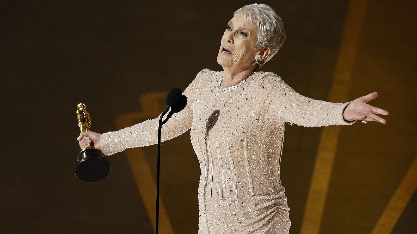 Jamie Lee Curtis recuerda a sus padres al recoger el Oscar
