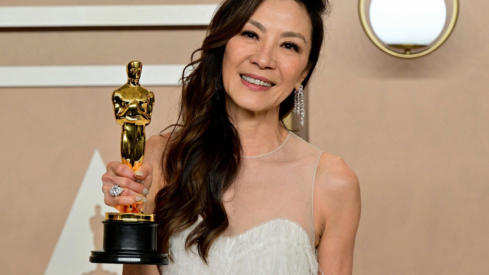  De Michelle Yeoh a Natalie Portman: 12  anadoras del Oscar y sus 12 fabulosos vestidos