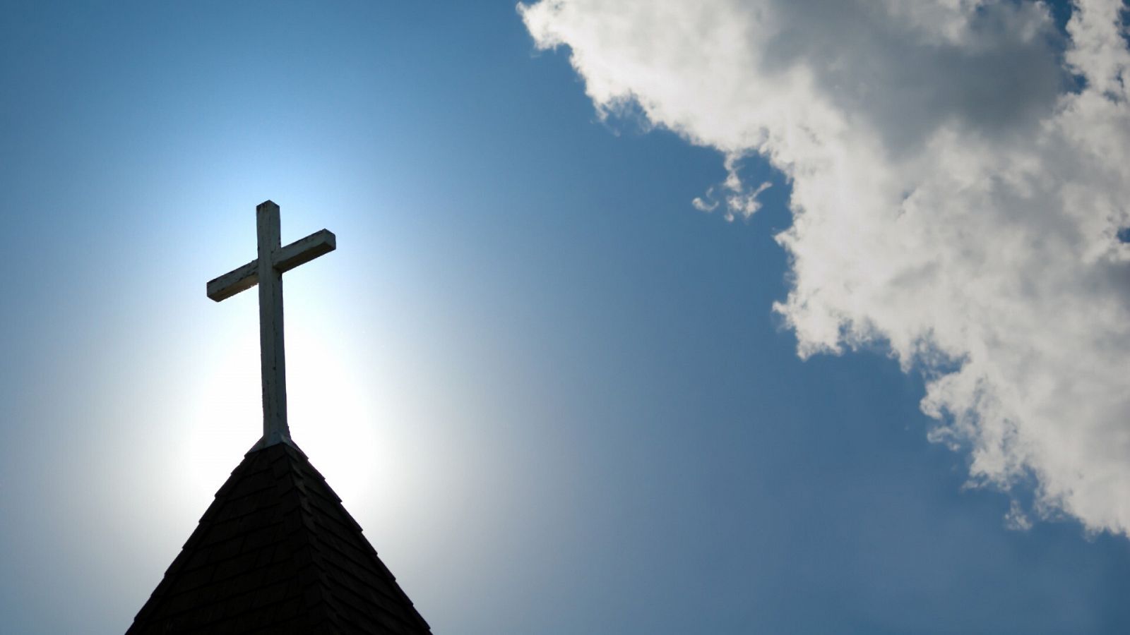 Una cruz en el tejado de una iglesia