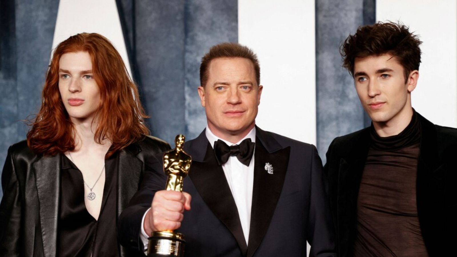 Brendan Fraser junto a sus hijos Holden y Leland en los Oscar 2023