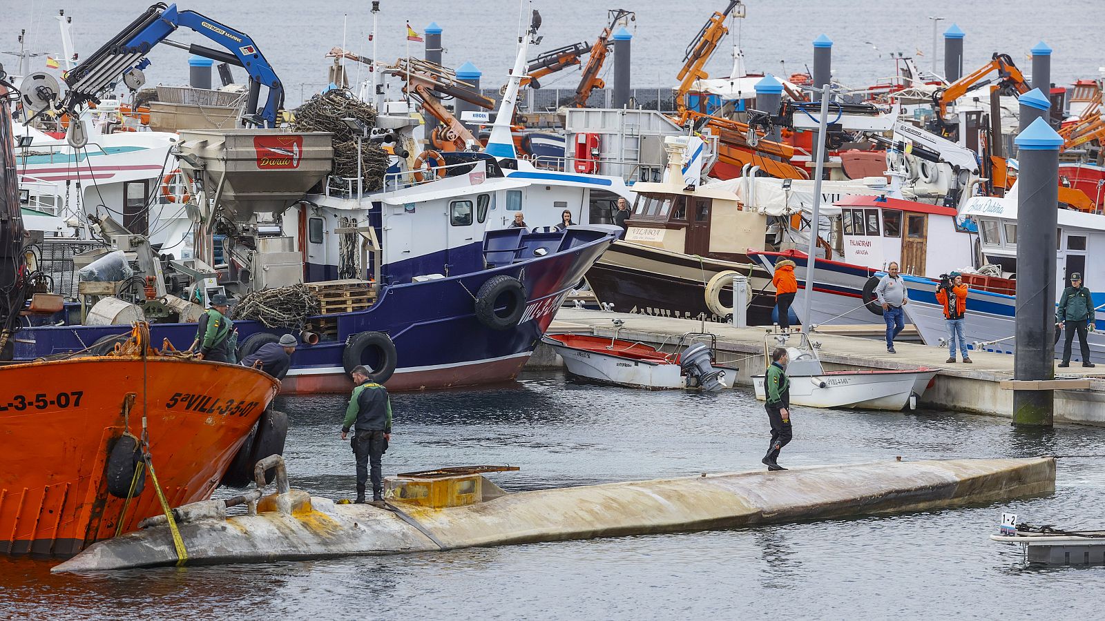 El narcosubmarino reflotado es trasladado a puerto por la guardia Civil en la Ría de Arousa