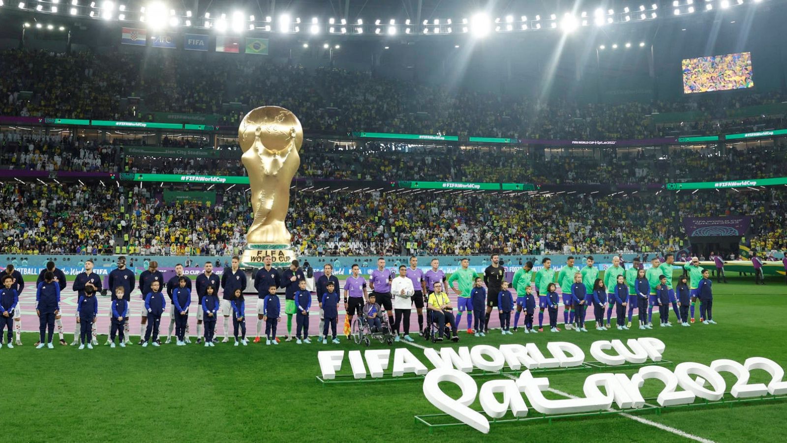 Jugadores de Croacia y de Brasil forman en los prolegómenos de un partido del último Mundial de Fútbol 2022