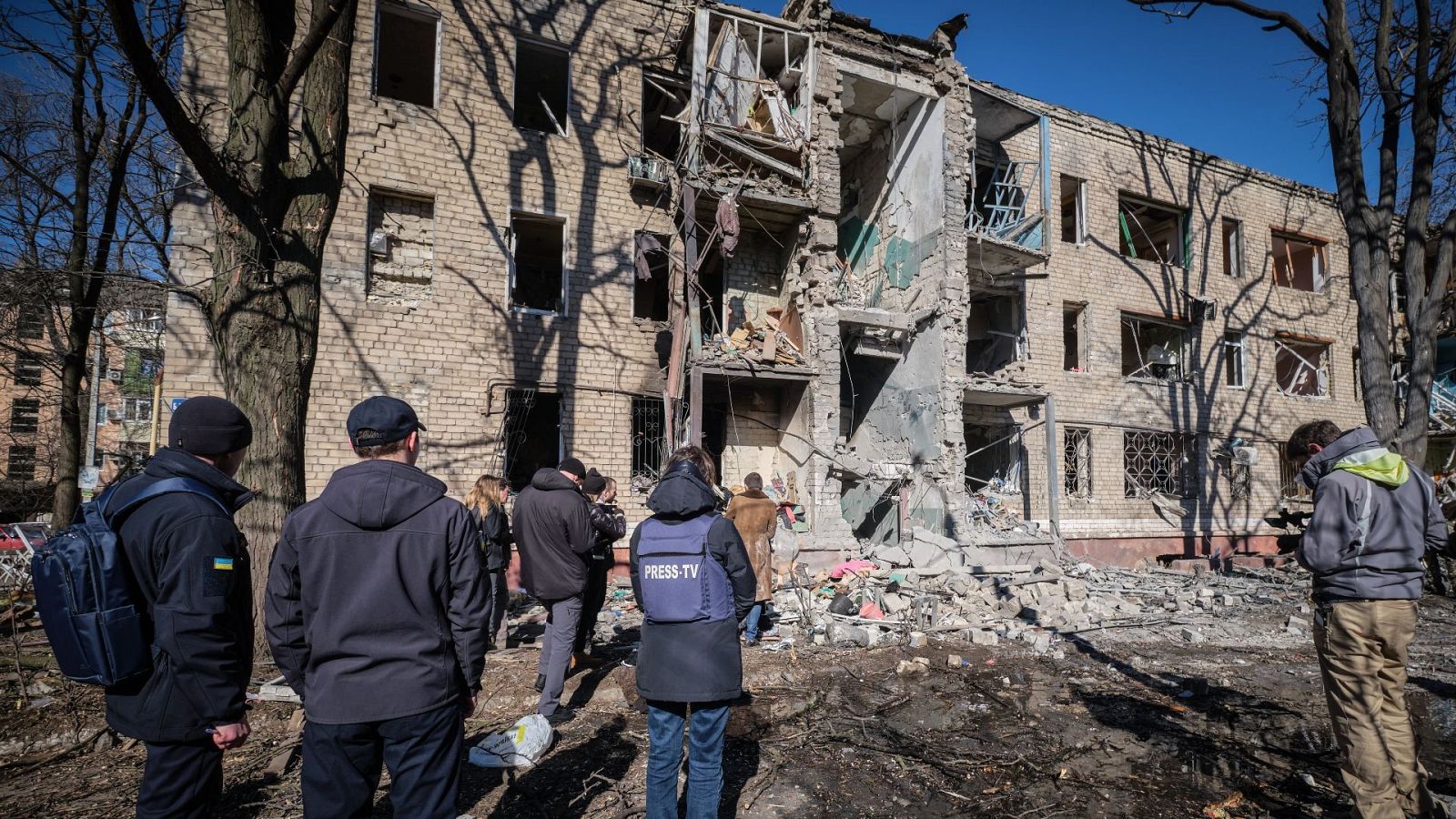 Los servicios de emergencia en Kramatorsk Donetsk
