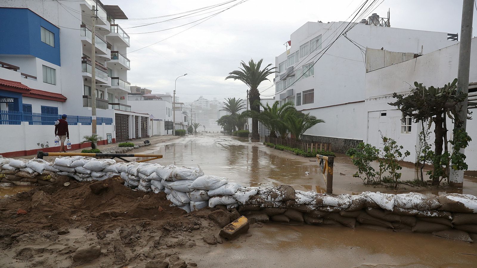 Vista de una calle inundada tras el paso del ciclón Yaku en Lima, Perú