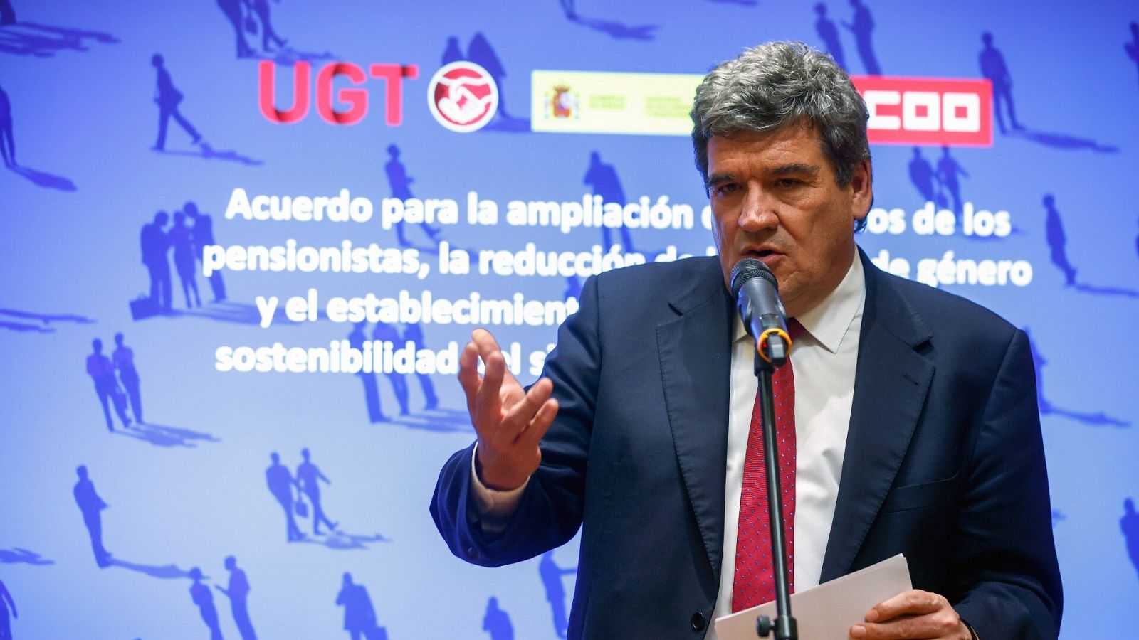 El ministro de Inclusión y Seguridad Social, José Luis Escrivá, tras la firma del acuerdo de las pensiones