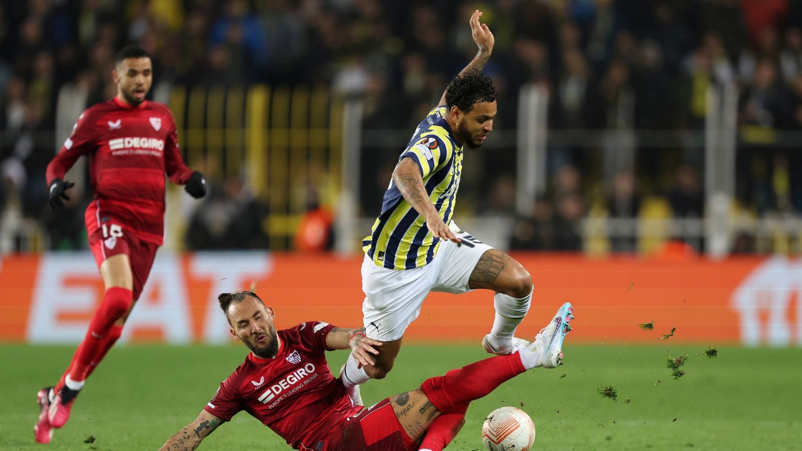 El Sevilla sobrevive al infierno turco del Fenerbahçe