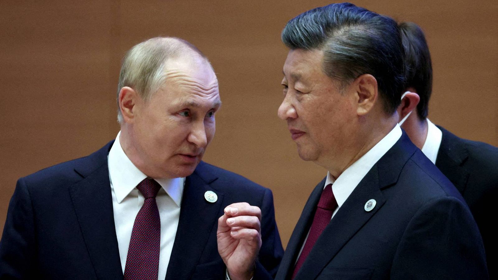 Imagen de archivo: el presidente ruso, Vladímir Putin, habla con el chino, Xi Jinping, en la cumbre de la Organización de Cooperación de Shanghai, el pasado septiembre, en Samarcanda (Uzbekistán). Foto: Sputnik/Sergey Bobylev/pool vía REUTERS