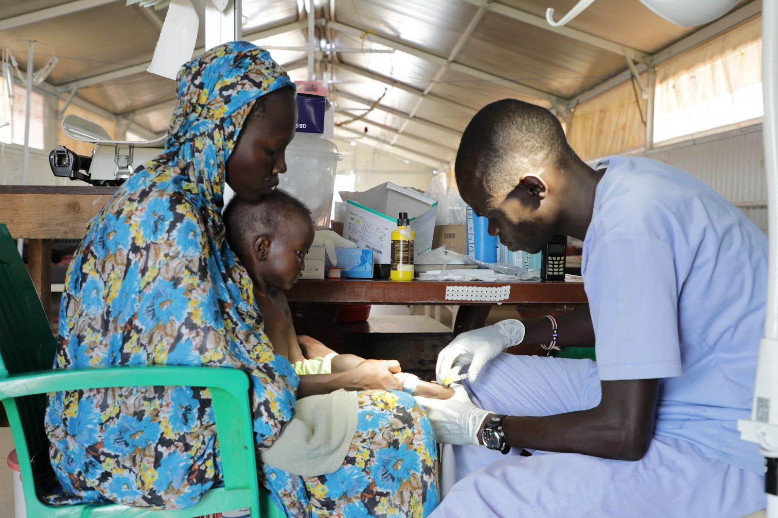 Trabajador humanitario de MSF en hospital en Tanzania