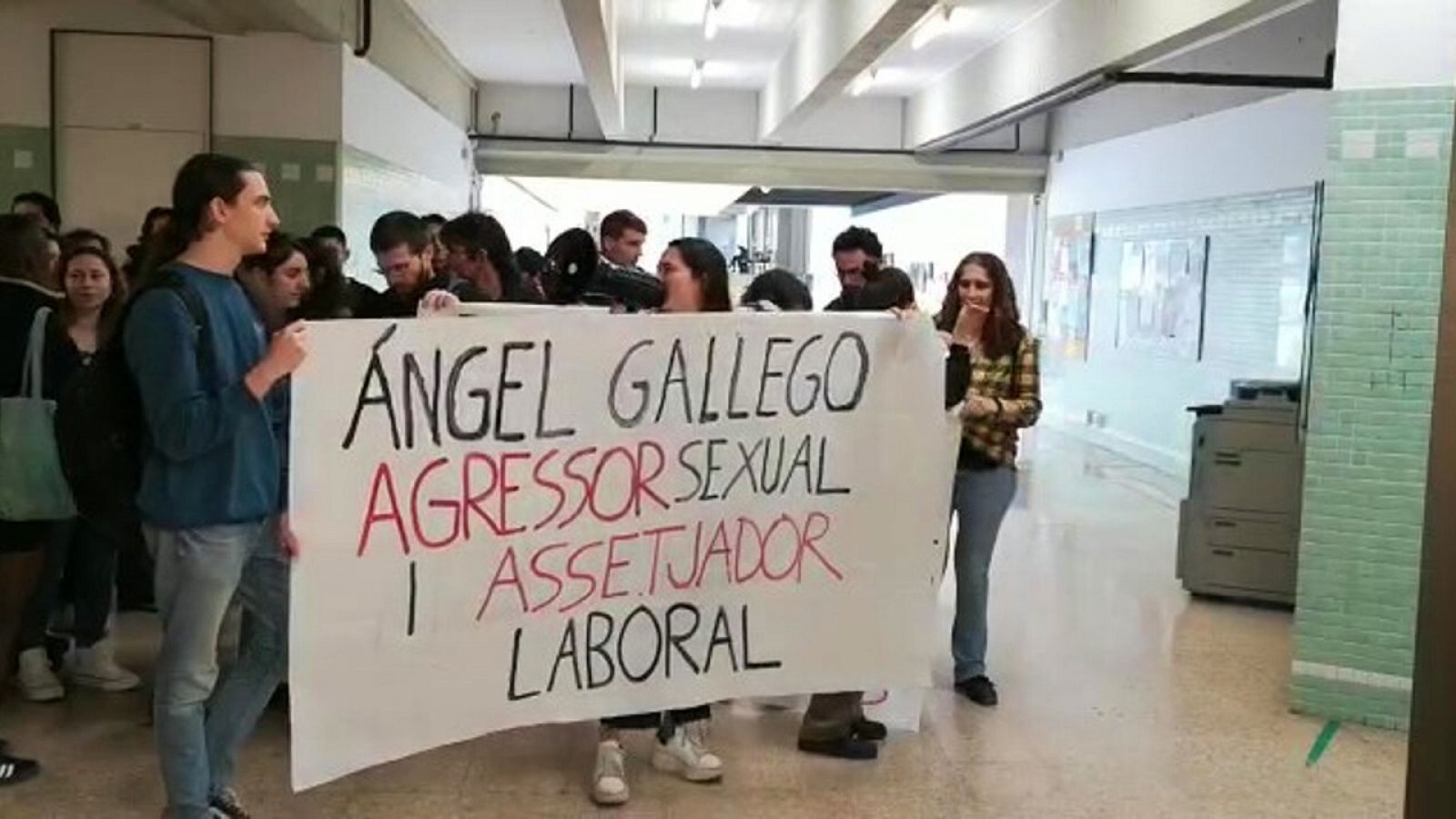 Alumnes de lletres de la UAB protesten contra el professor apartat per abús de poder.