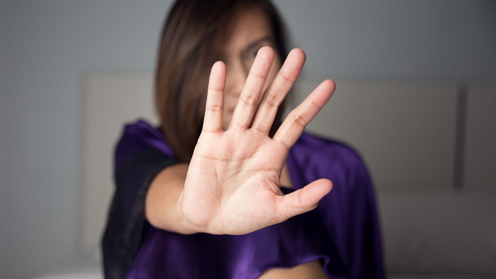 Una mujer levanta la mano en un gesto contra las agresiones sexuales
