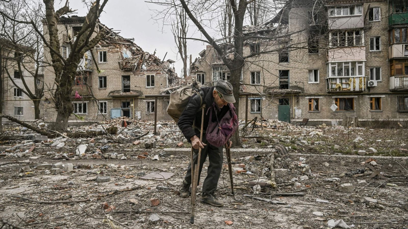 Un hombre camina entre las ruinas de Avdíivka, en Donetsk