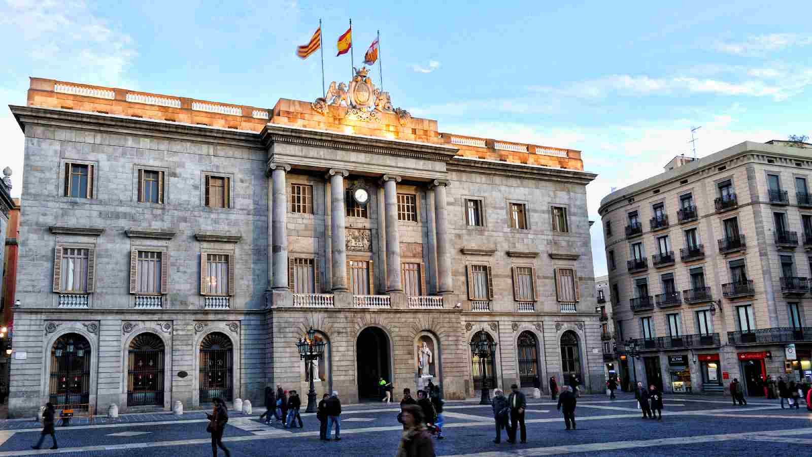 L'Ajuntament de Barcelona denuncia que el missatge és un delicte d'odi contra magribins