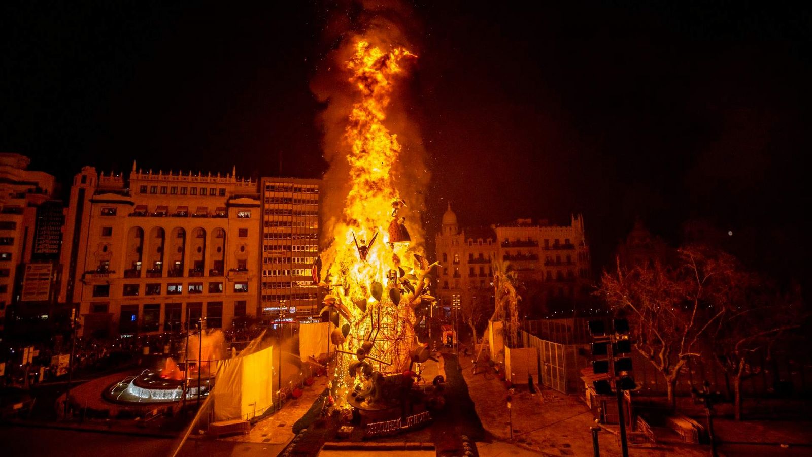 Vista general de la Cremà de la falla del ayuntamiento de Valencia.