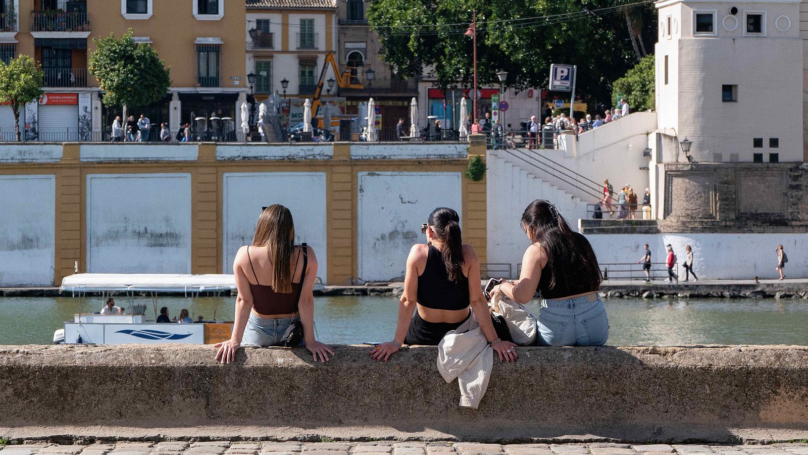 Tres chicas disfrutan del tiempo soleado en Sevilla.