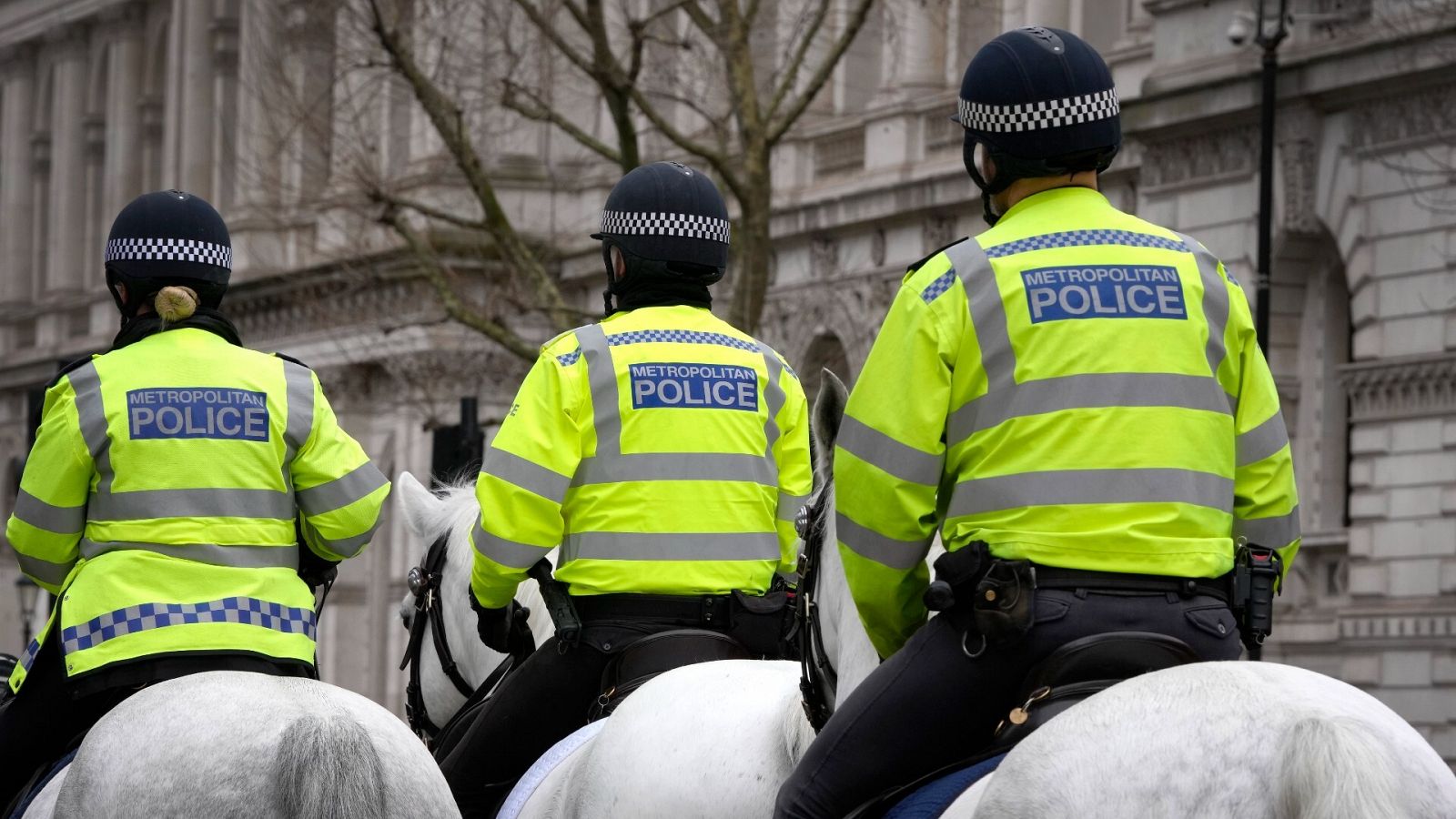 Tres agentes de Scotland Yard a caballo