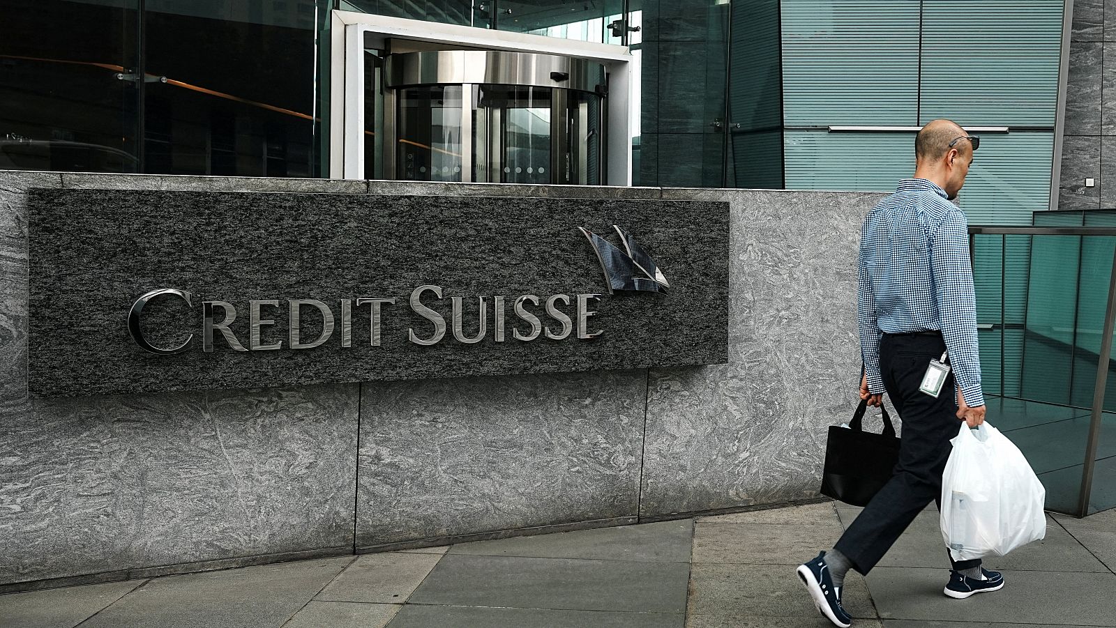 Logo de Credit Suisse delante de una sucursal
