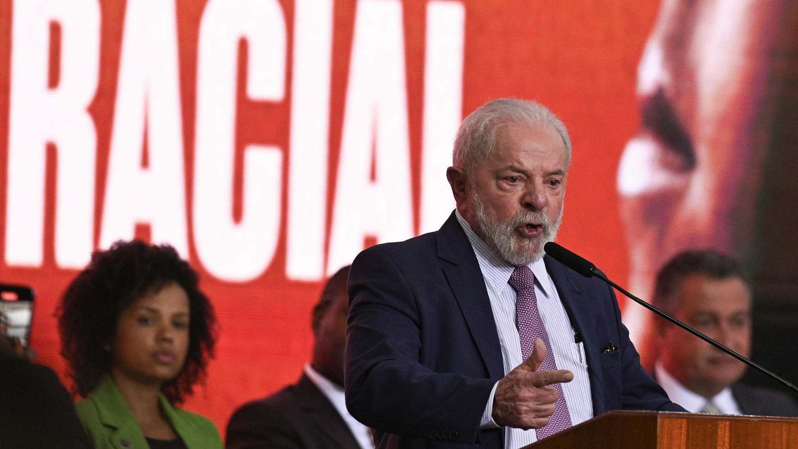 El presidente de Brasil, Luiz Inácio Lula da Silva, pronuncia su discurso en la celebración de los 20 años de políticas de igualdad racial en Brasil.
