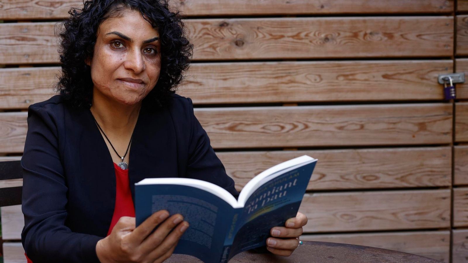 Nadia Ghulam con un libro en las manos