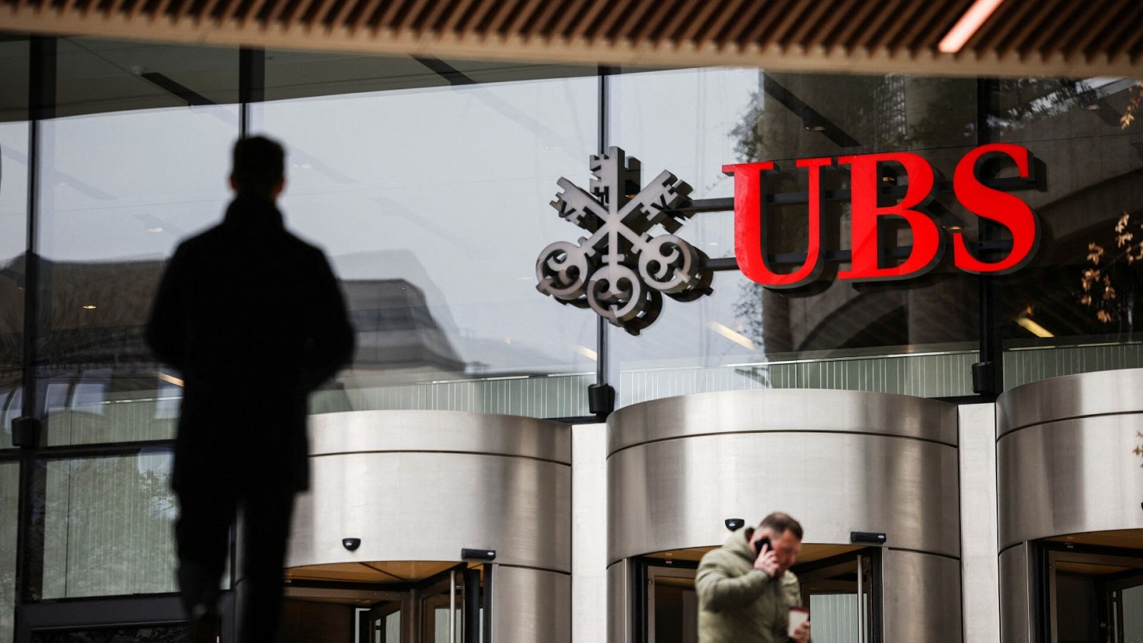 Varias personas frente al edificio de UBS en Londres, Reino Unido, el 20 de marzo de 2023