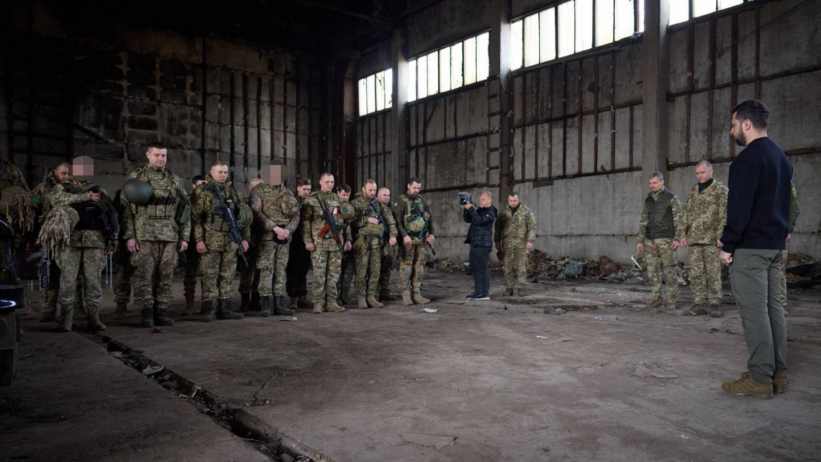 Imagen de la visita del presidente ucraniano, Volodimir Zelenski, a las tropas que lucha en el frente de Bajmut, el 23 de marzo de 2023. Fuente: Oficina de Prensa de la Presidencia ucraniana, Afp).