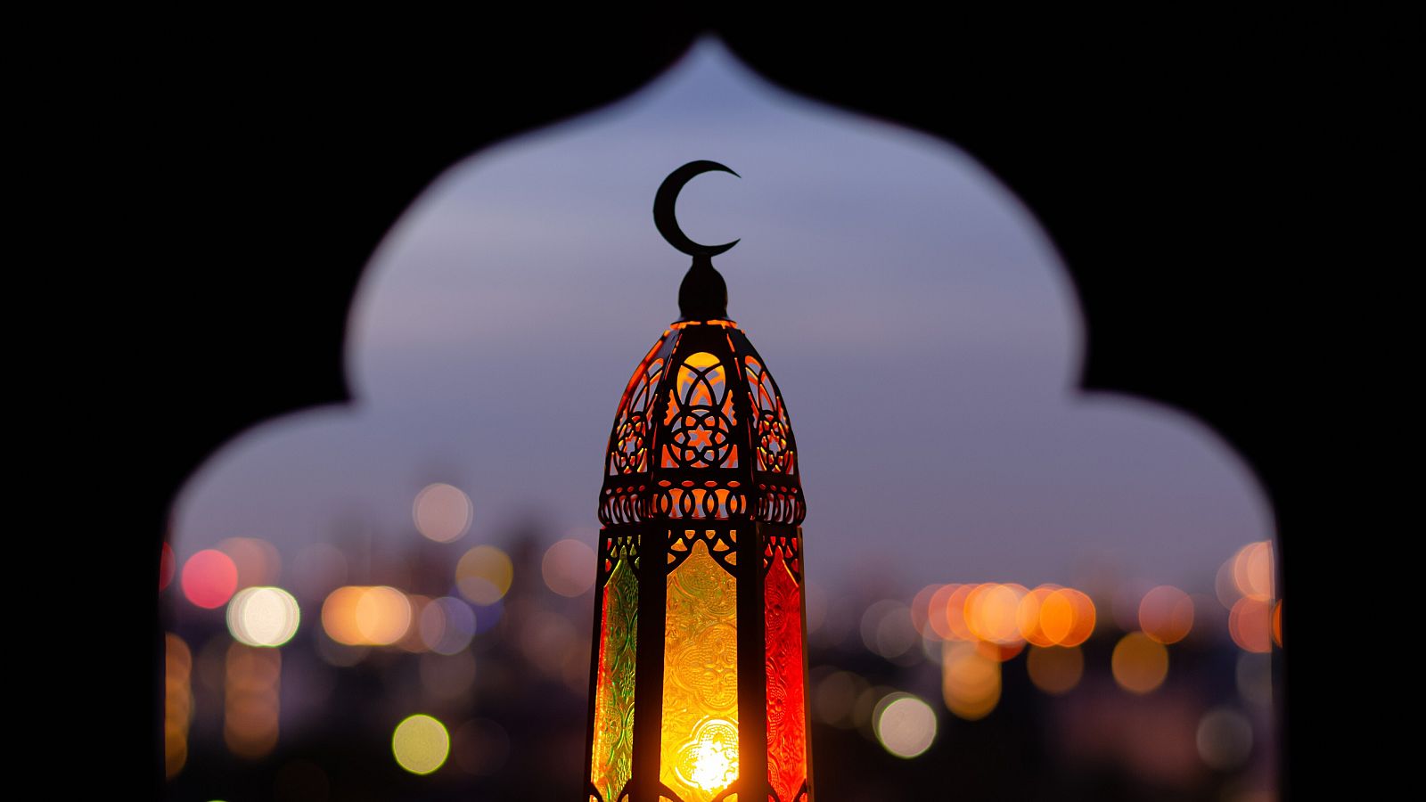 Ramadán 2023: Farol con el símbolo de la luna y la forma de una mezquita de fondo Ramadán 2023: Farol con el símbolo de la luna y la forma de una mezquita de fondo