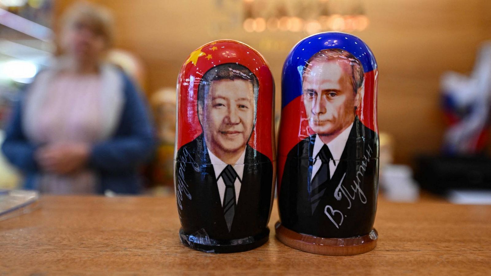 Matrioshkas (muñecas rusas) con las caras de Xi Jinping y Vladímir Putin en una tienda de regalos en el centro de Moscú. Foto: NATALIA KOLESNIKOVA / AFP