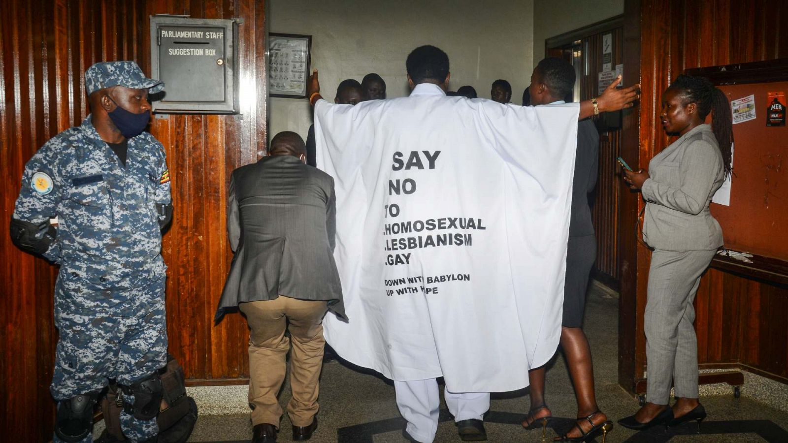 John Musila usa ropa con un mensaje anti-LGBTQ cuando ingresa al Parlamento