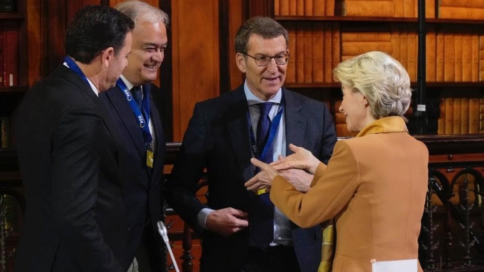 El presidente del PP, Alberto Nuñez Feijóo, con la presidenta de la Comisión Europea, Úrsula Von der Leyen, y al presidente del PPE, Manfred Weber,