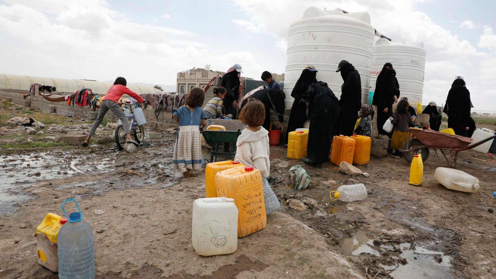 Yemeníes se dirigen a llenar bidones en medio de la escasez de agua en las afueras de Saná, Yemen.