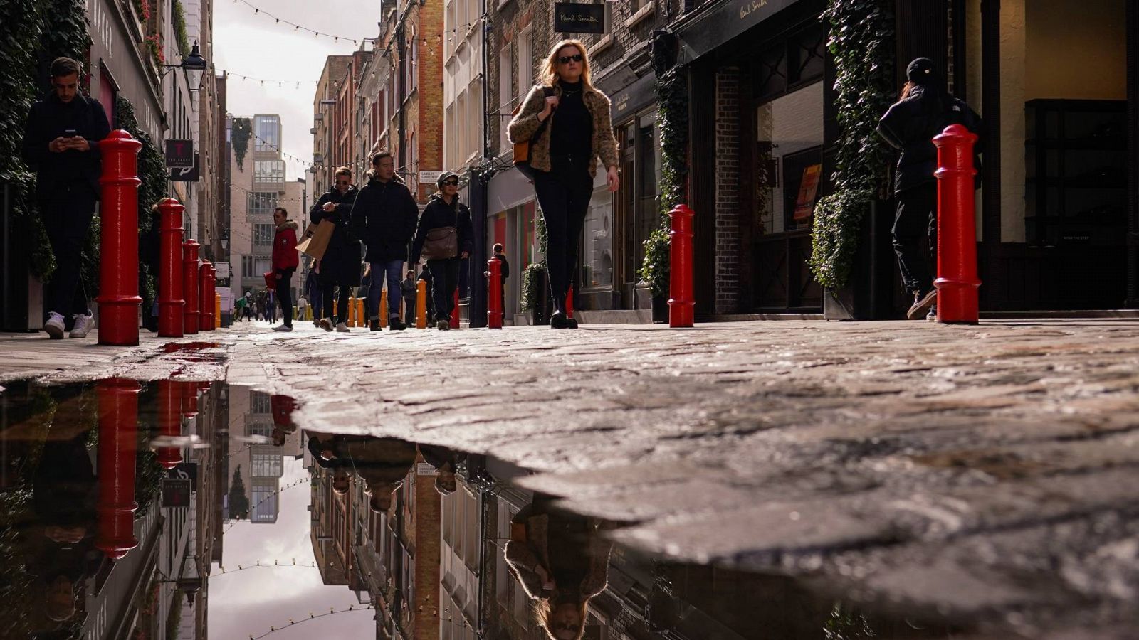 Una mujer caminando por el barrio de Covent Garden en Londres.