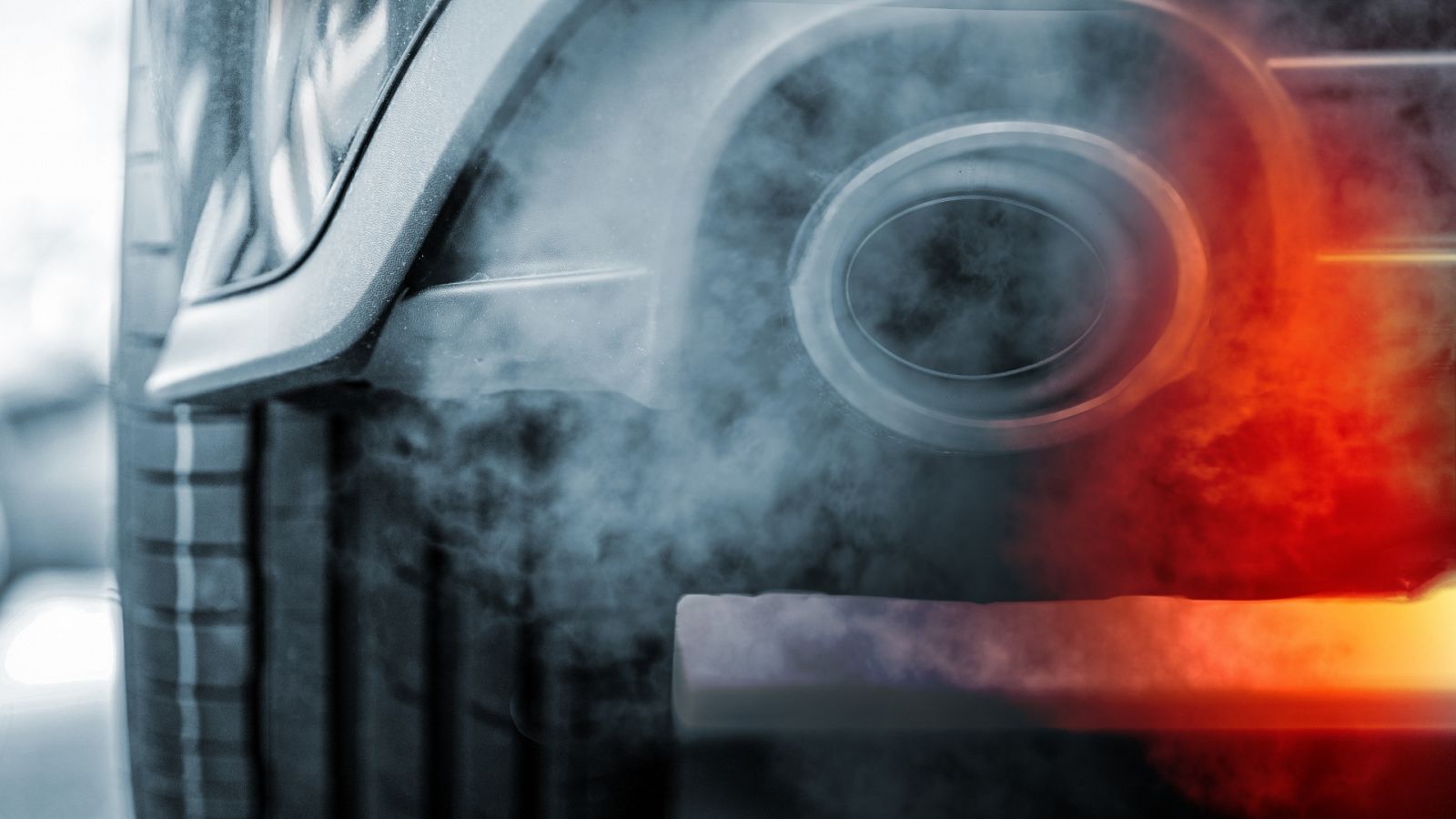 Emisión de humo del tubo de escape de un coche