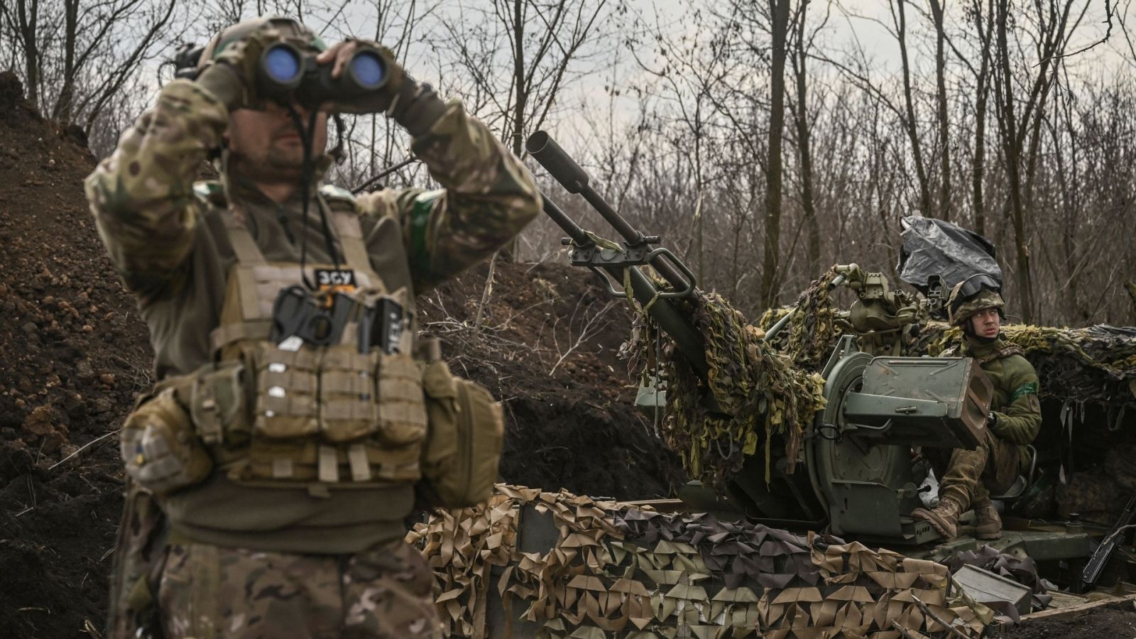 Soldados ucranianos junto a una batería antiaérea cerca de Bajmut