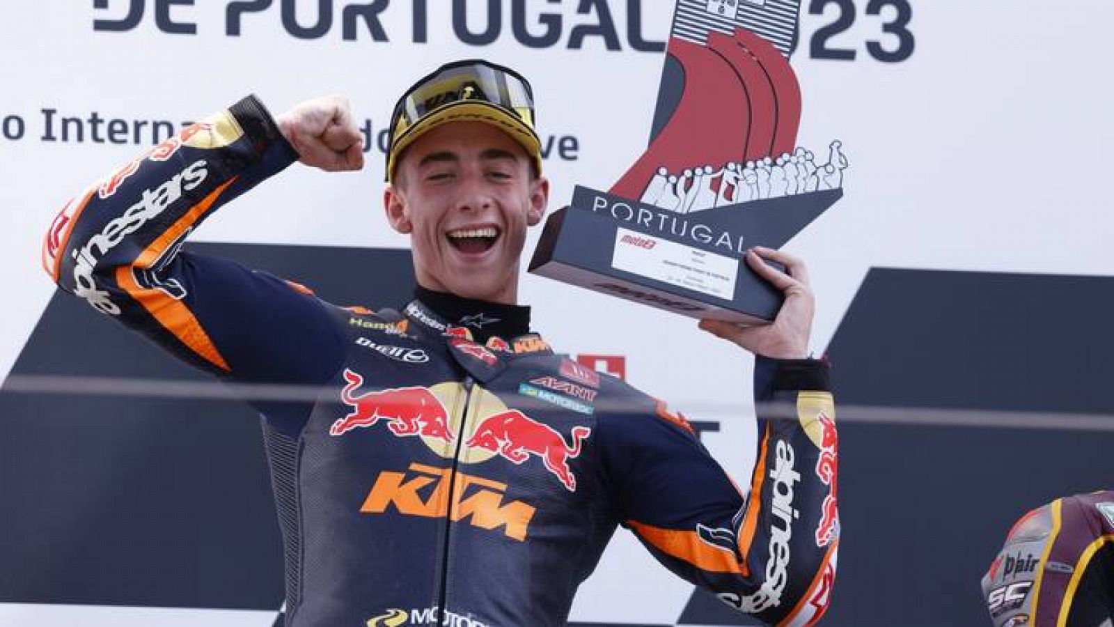El español Pedro Acosta celebra su victoria en el GP de Portugal.