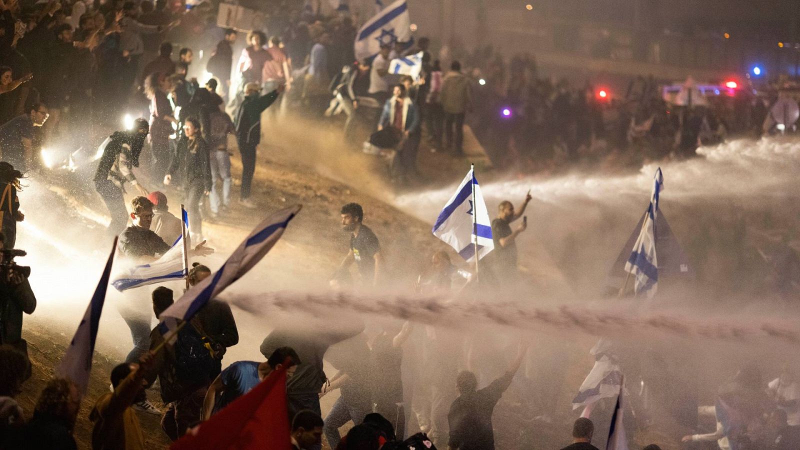 La policía israelí dispersa a los manifestantes contra la reforma judicial en Tel Aviv, Israel, el 27 de marzo de 2023. Foto: AP Photo/Oren Ziv