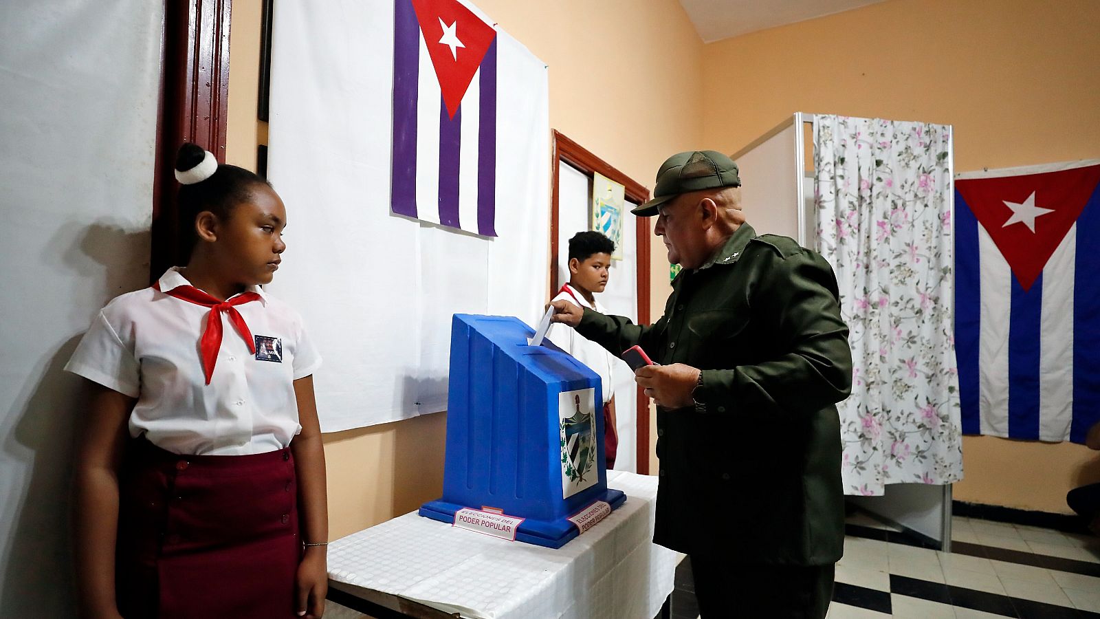 Un militar votando este domingo en las elecciones parlamentarias, en un colegio electoral de La Habana