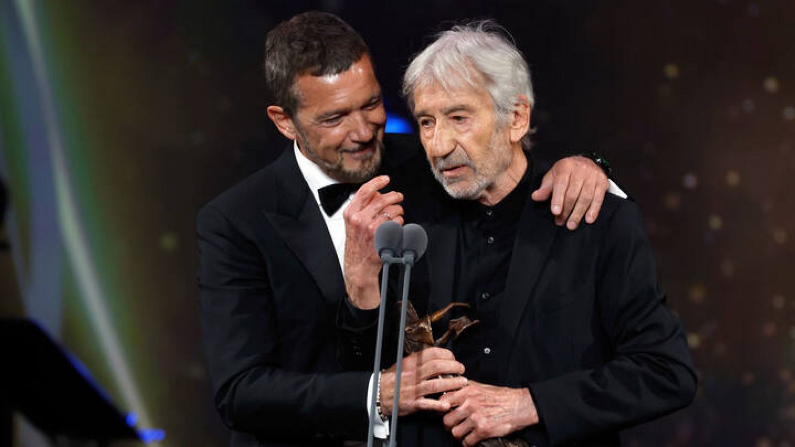  Antonio Banderas recibe de José Sacristán el galardón como Mejor Actor de Teatro Musical por su papel en 'Company'