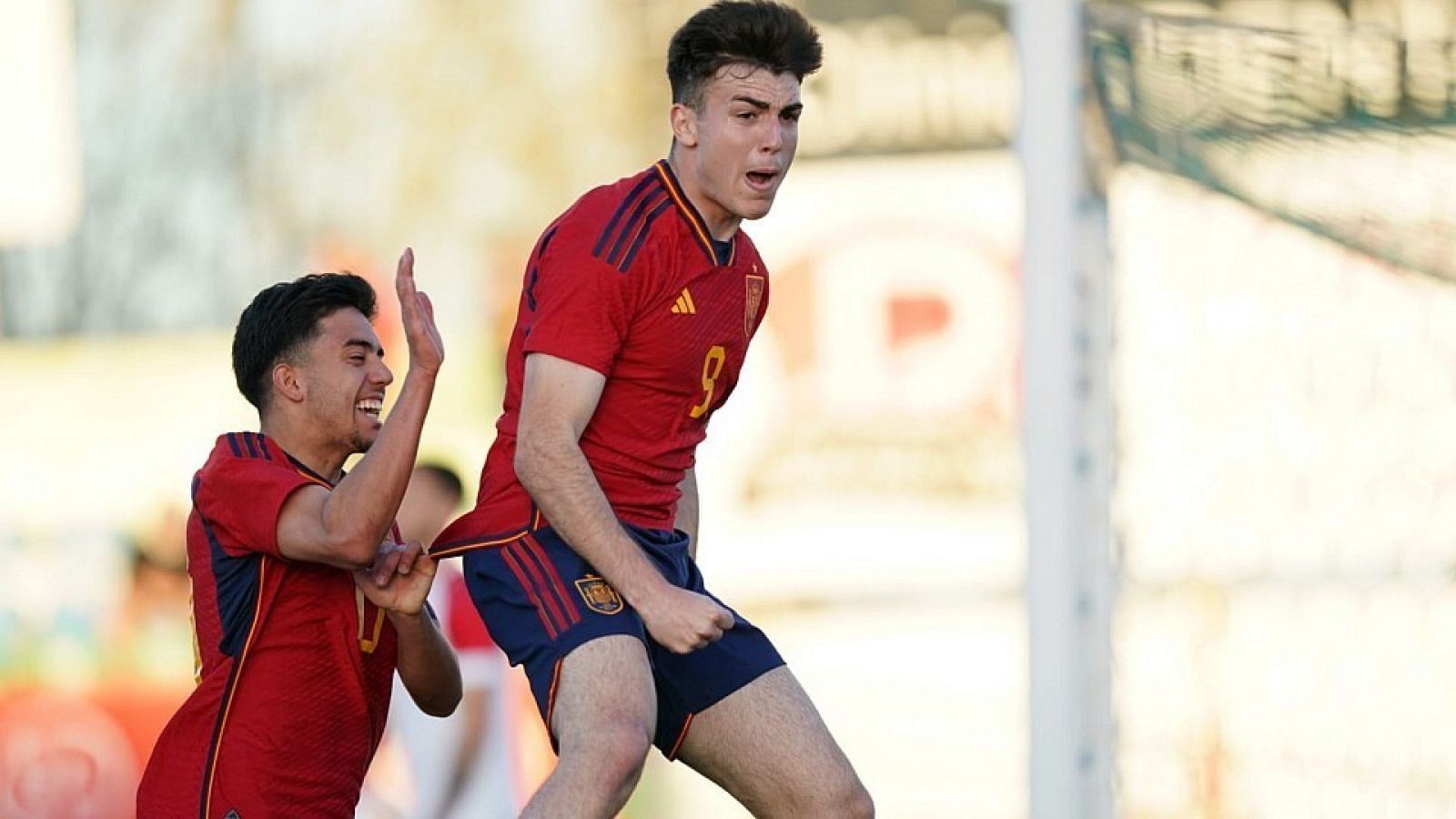 Los jugadores de España sub 19 celebrando un gol