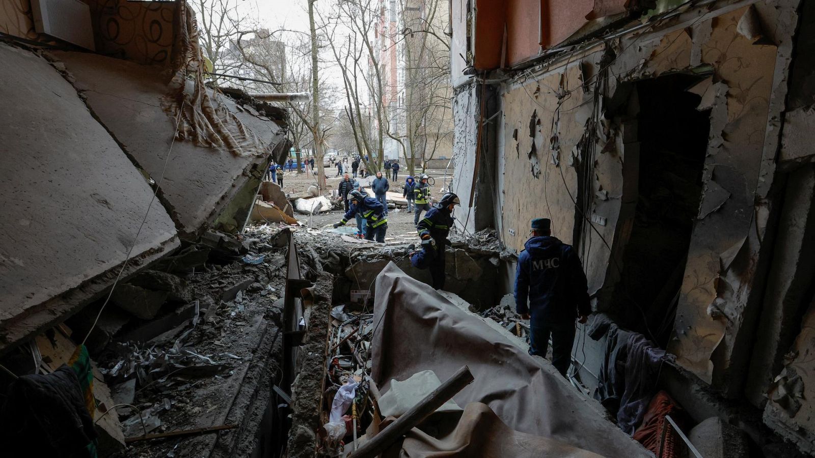 Los Servicios de Emergencias en un edificio dañado en Donetsk