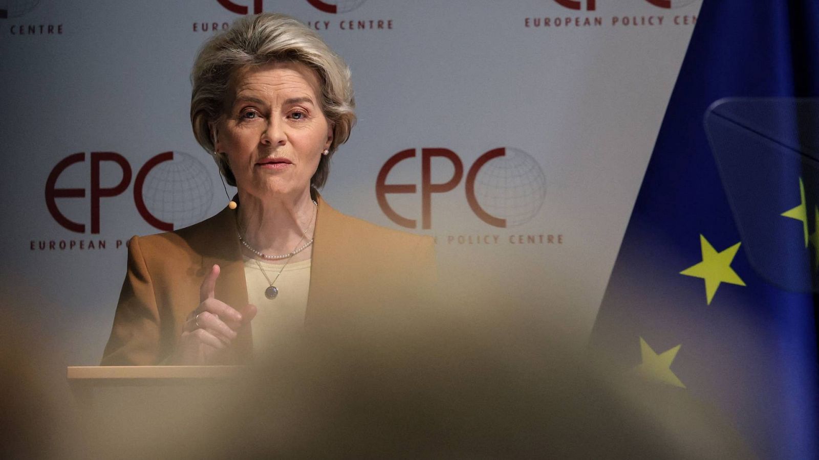 La presidenta de la Comisión Europea, Ursula Von der Leyen, en el acto sobre relaciones UE-China en el Centro de Política Europea de Bruselas, el 30 de marzo. Foto: Valeria Mongelli / AFP