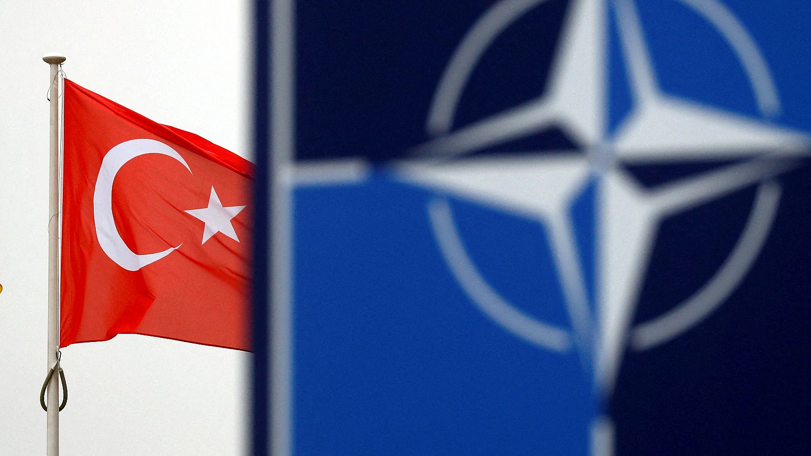 La bandera de Turquía ondea junto a la de la OTAN