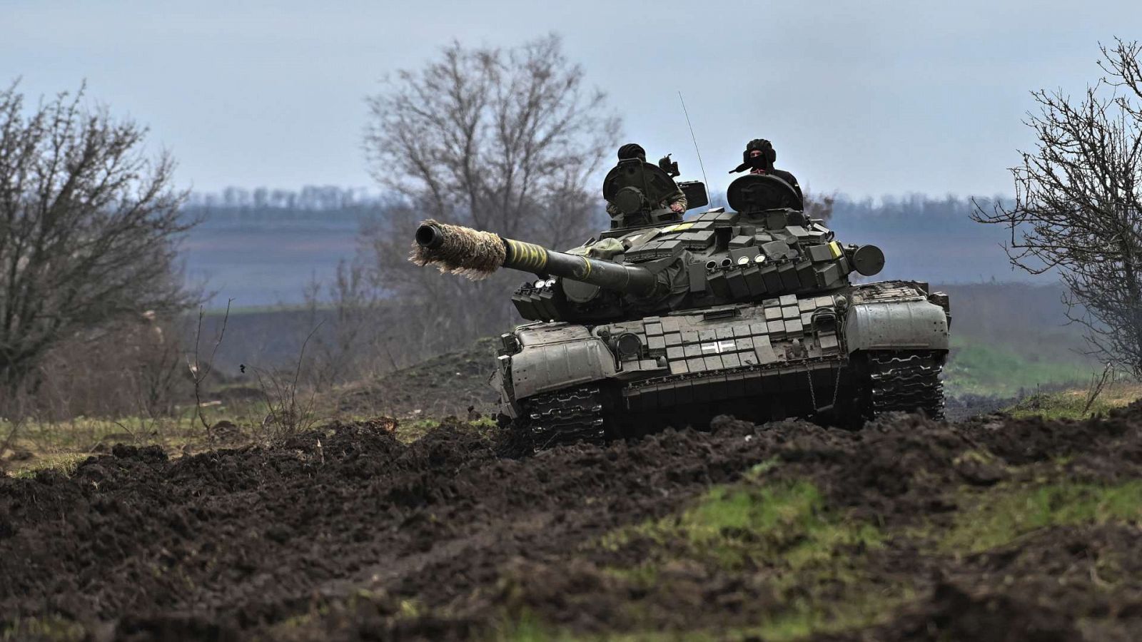 Militares ucranianos en un tanque durante un entrenamiento militar cerca de una línea del frente, en la región de Zaporiyia, Ucrania.