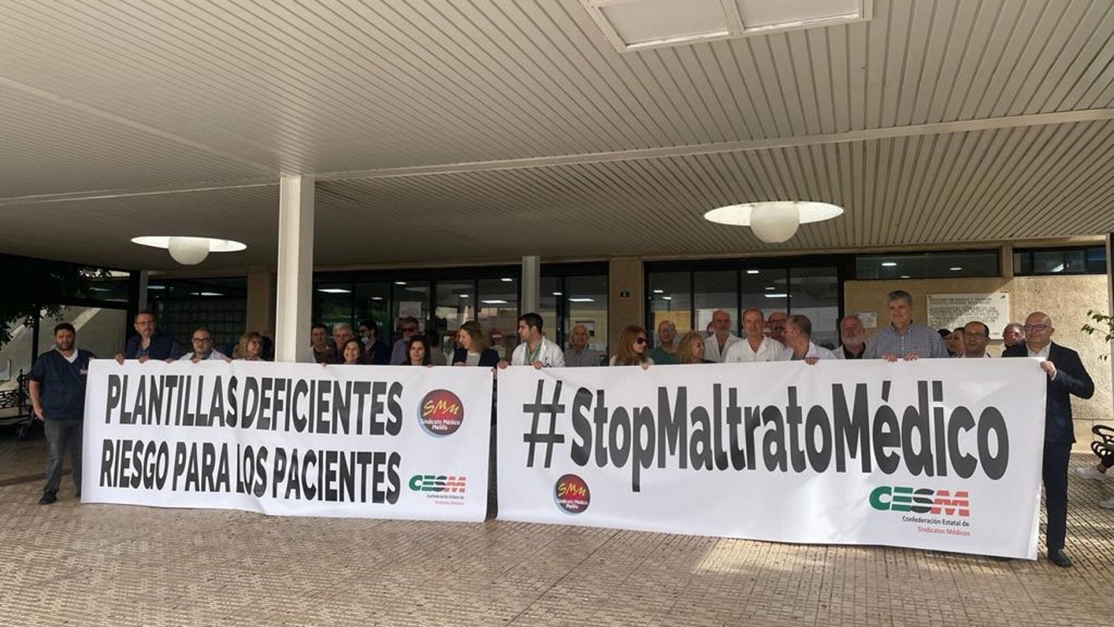 Los médicos de Melilla se concentran a las puertas del Hospital Comarcal