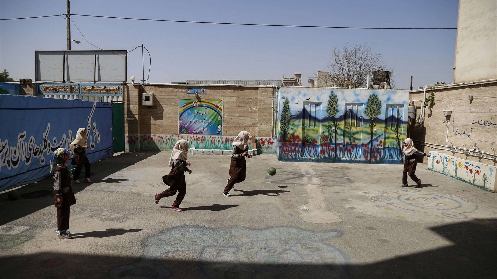 Varias niñas juegan en un colegio en Teherán, en una imagen de archivo